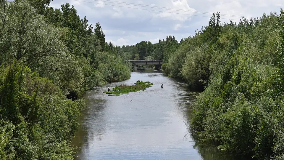 Dos pescadores en el río Órbigo, León